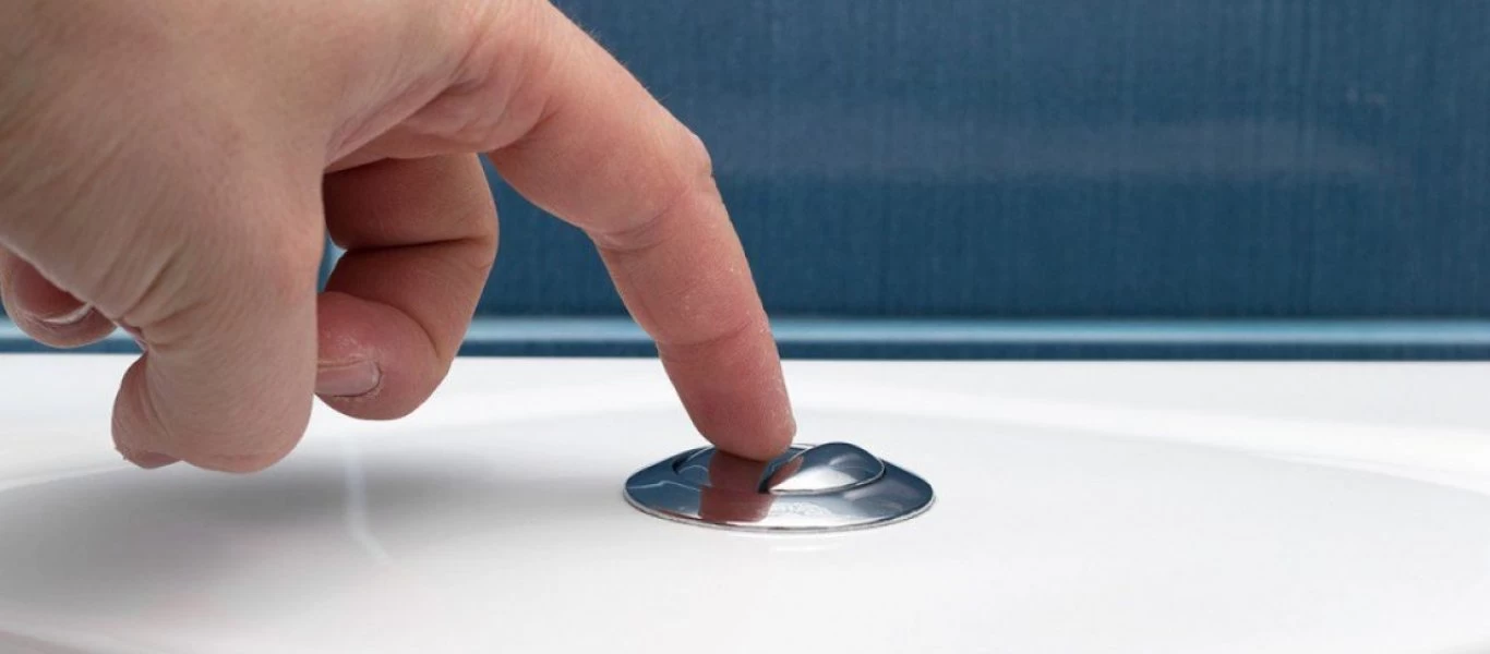 Γιατί δεν πρέπει να ξεχάσεις ποτέ ξανά να κάνεις αυτή την κίνηση πριν τραβήξεις το καζανάκι